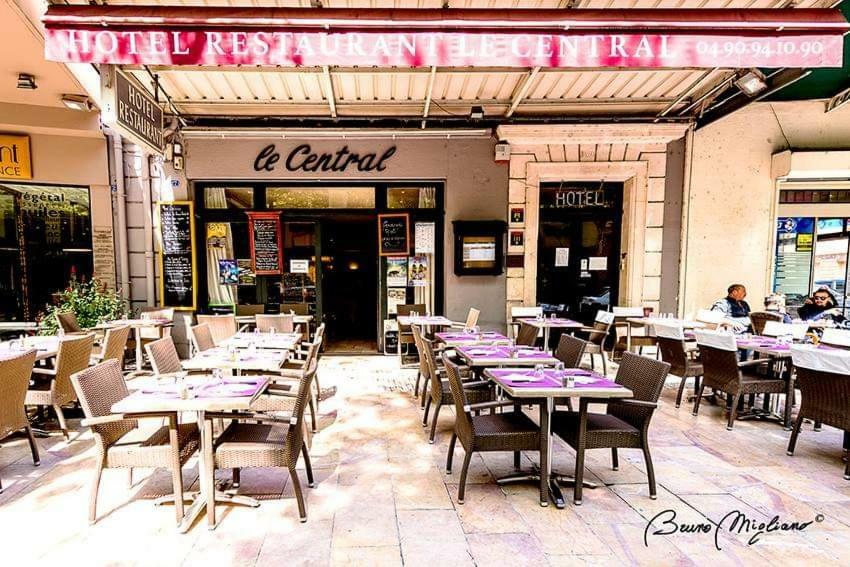 Hotel Restaurant Le Central Châteaurenard Exteriör bild